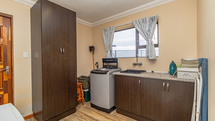 6 Bedroom Property for Sale in Aalwyndal Western Cape